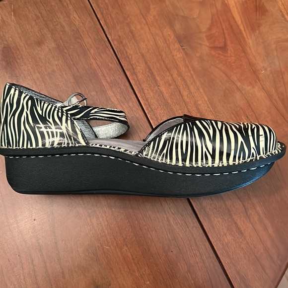 Algeria zebra striped shoe - Picture 4 of 4